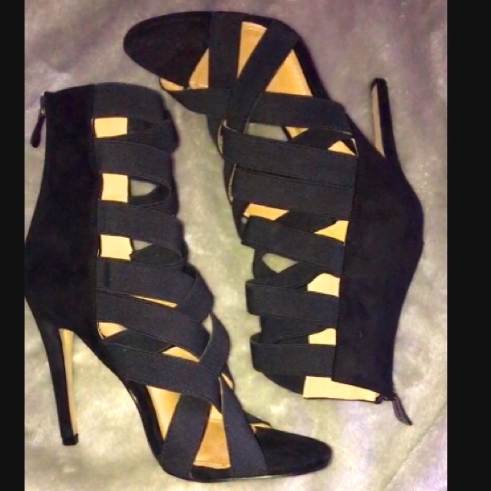 NEW CAPE ROBBIN BLACK HEELS